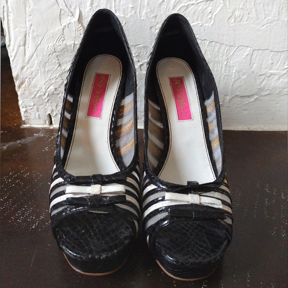 Betsey Johnson Vero Cuoio Deandra Sandals 4 1/2" platform heels Women's size 6